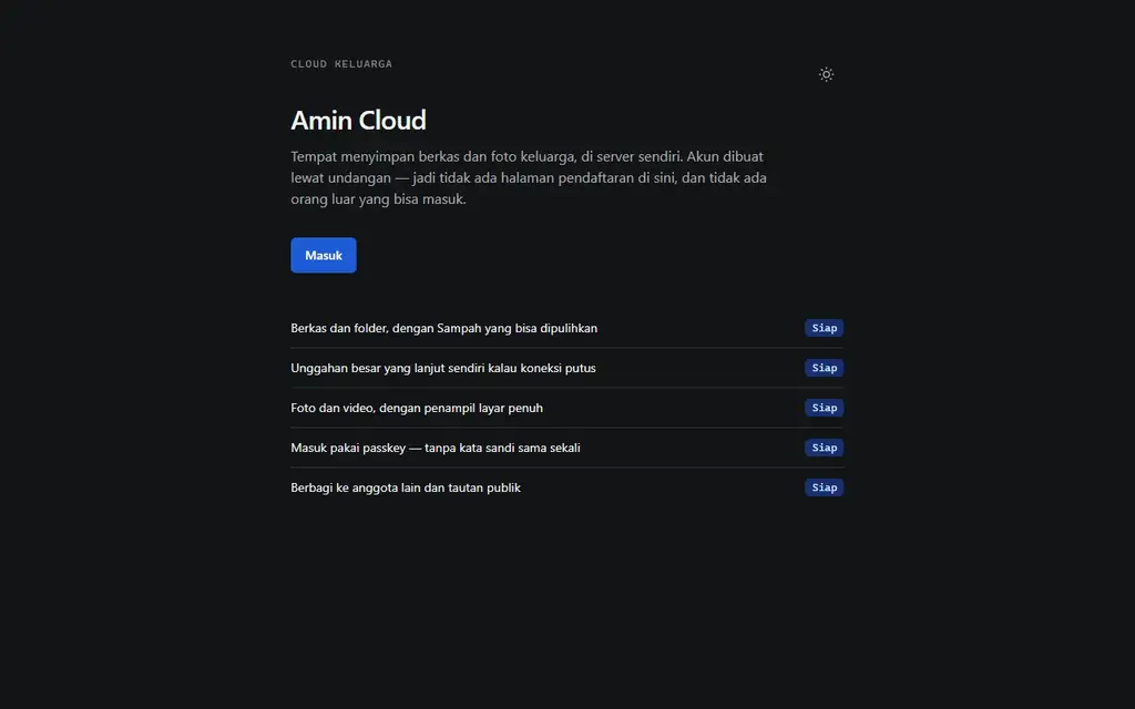 Halaman depan Amin Cloud: cloud keluarga di server sendiri, akun hanya lewat undangan, daftar fitur yang siap